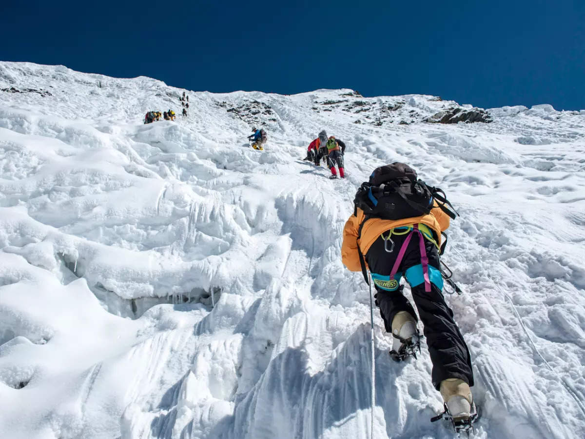 Mountain climbers. Восхождение на гору. Высокогорный альпинизм. Восхождение альпинистов. Альпинисты в горах.