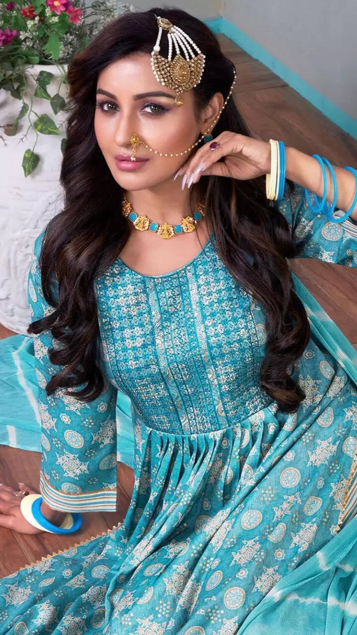 Chhavi Pandey is a treat for sore eyes in ethnic ensembles