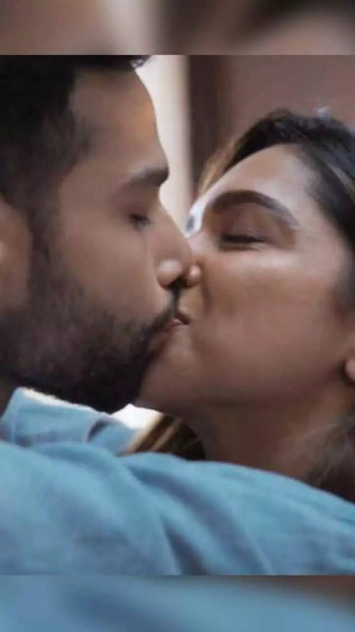 From Kabir Singh to Gehraiyaan: Bollywood movies with most passionate kissing  scenes | Times of India