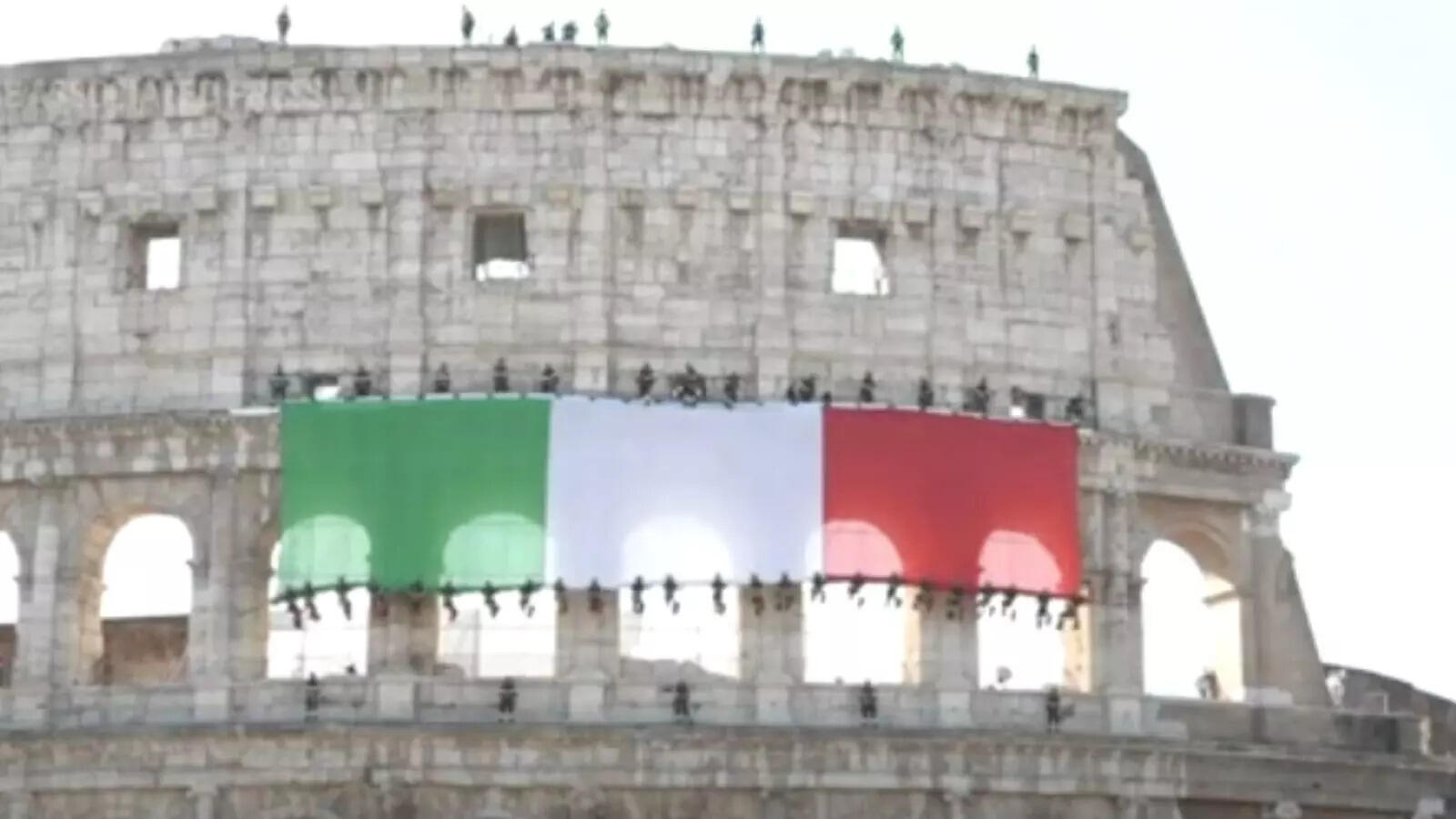 Flag rappelled on Colosseum on Italy national day