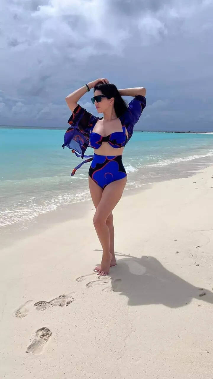 Sunny Leone twins with Maldivian seascape in chic blue swimsuit