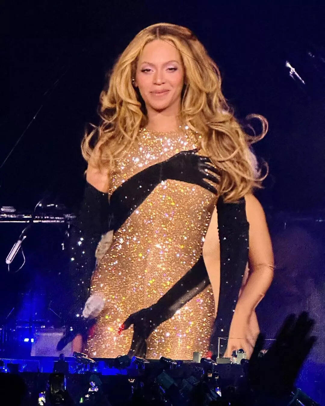 Priyanka Chopra and her mother attend Beyonc&eacute;'s concert