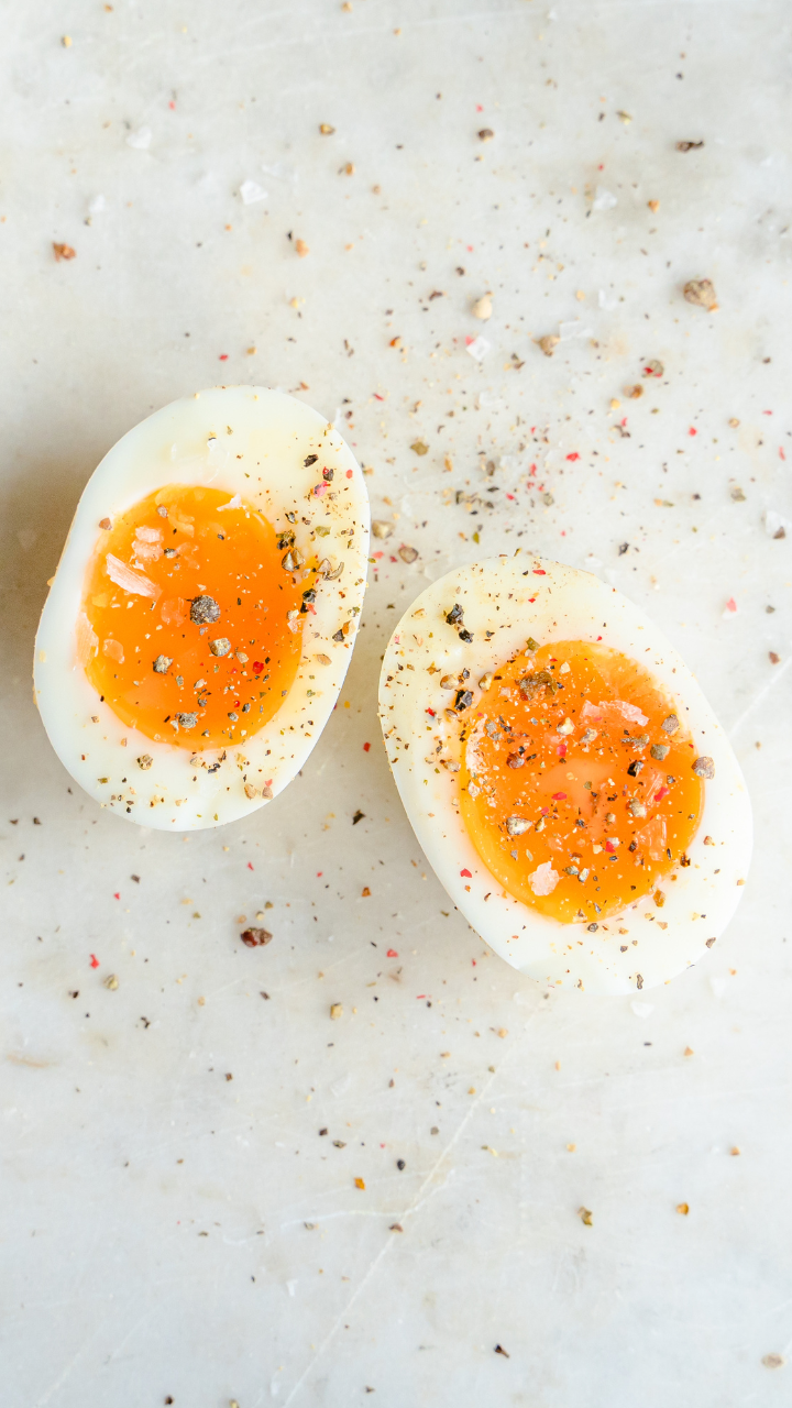 How to tell if an egg is raw or boiled