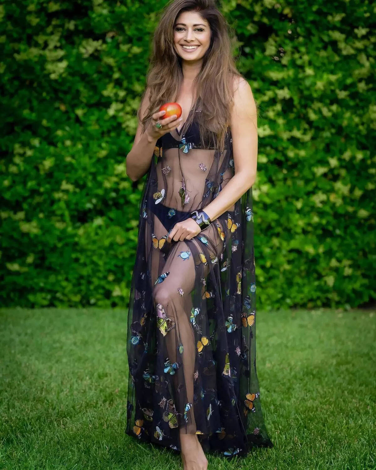 Pooja Batra is making new waves on the net with her glamorous photos