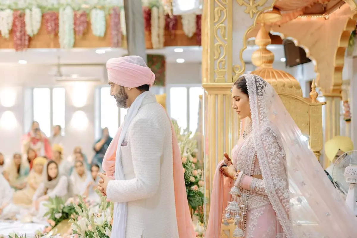 These pictures from Sonnalli Seygall and Ashesh Sajnani’s wedding ceremonies are straight out of a fairytale!