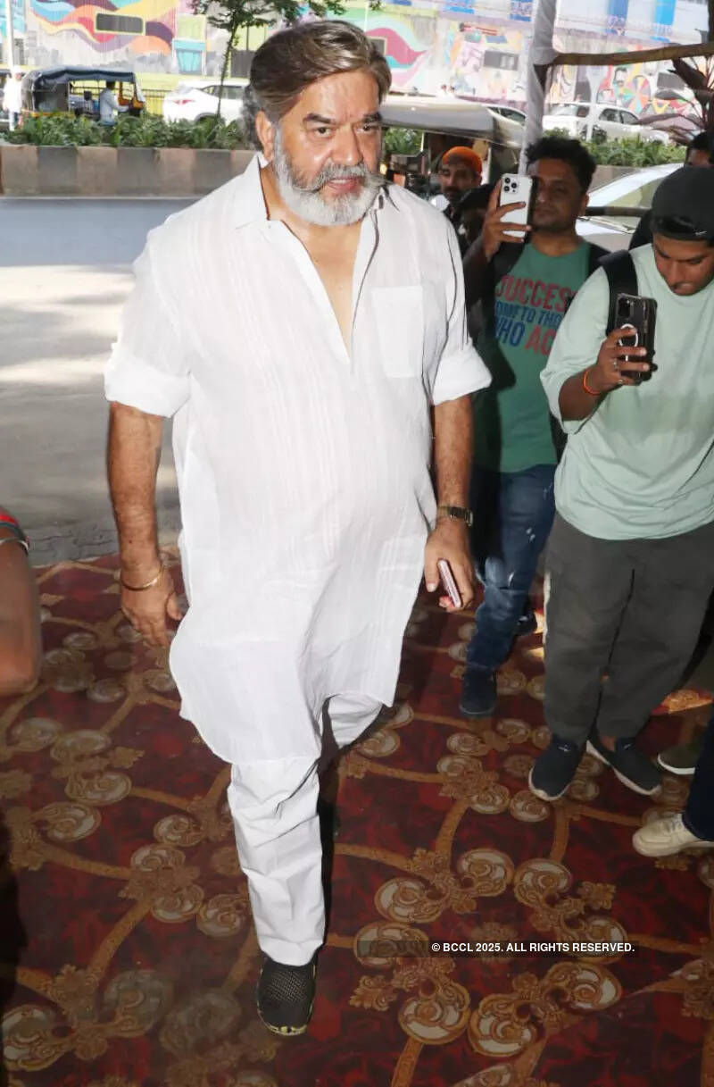 Gufi Paintal&rsquo;s prayer meet: Govinda-Sunita Ahuja, Feroz Khan, Surendra Pal, Kunal Jaisingh & others pay last tributes