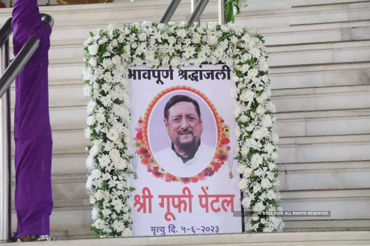 Gufi Paintal&rsquo;s prayer meet: Govinda-Sunita Ahuja, Feroz Khan, Surendra Pal, Kunal Jaisingh & others pay last tributes