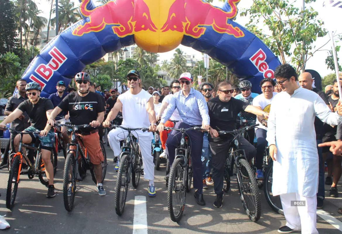 Amid rumours of engagement being called off, Vidyut Jammwal & Nandita Mahtani attend the event Cyclethon