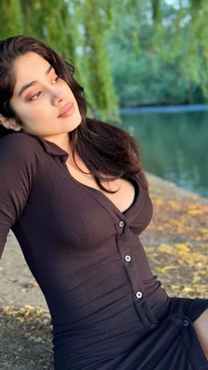 Janhvi Kapoor glows in the golden hour in black ribbed dress