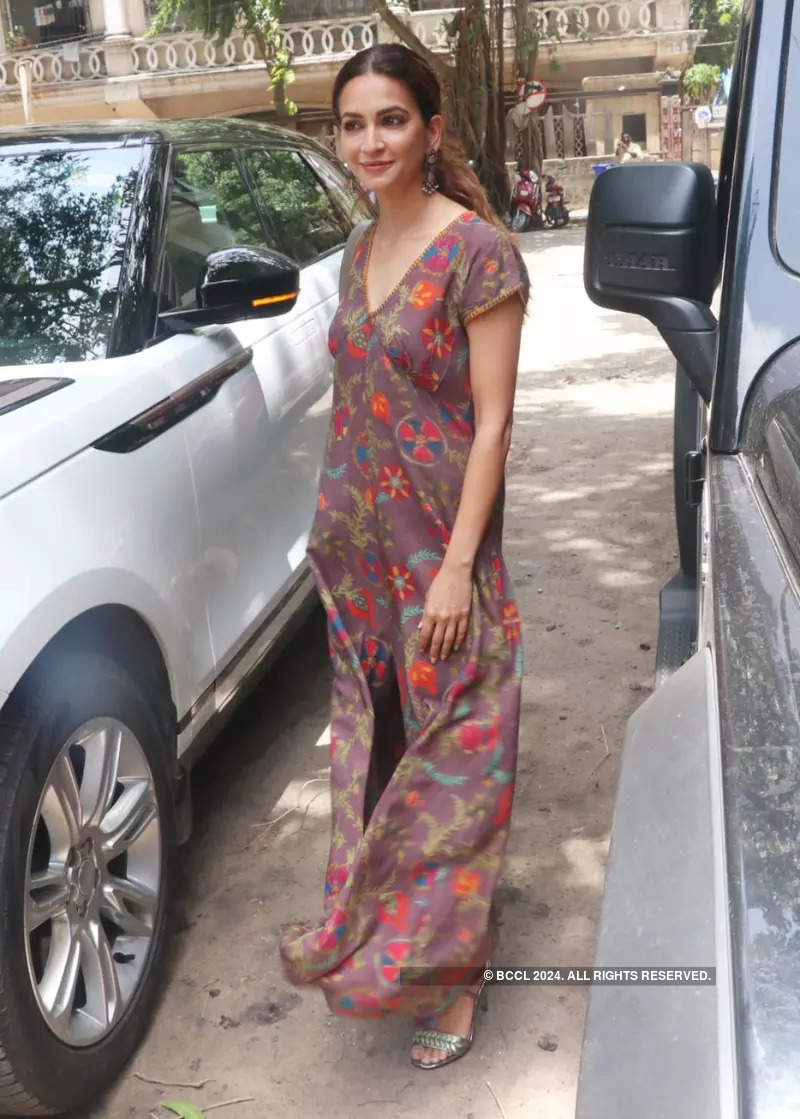 Kriti Kharbanda, Malavika Mohanan and other celebs attend puja at the Excel Entertainment office
