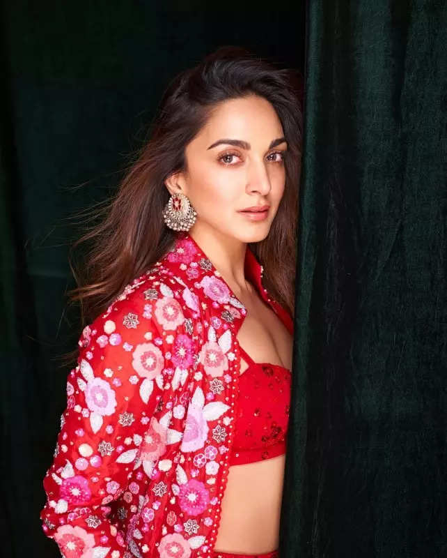 Kiara Advani sets the bar high for fusion fashion in red co-ord set, see pictures
