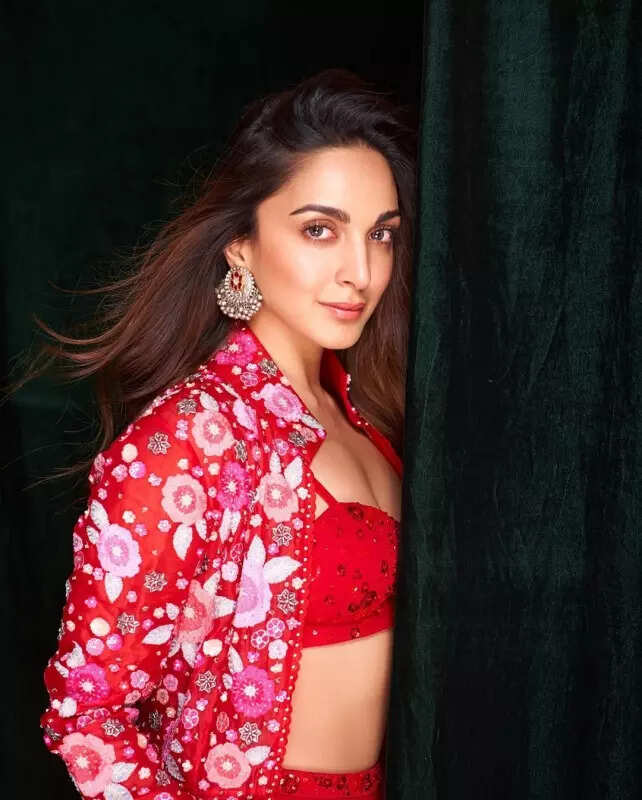 Kiara Advani sets the bar high for fusion fashion in red co-ord set, see pictures