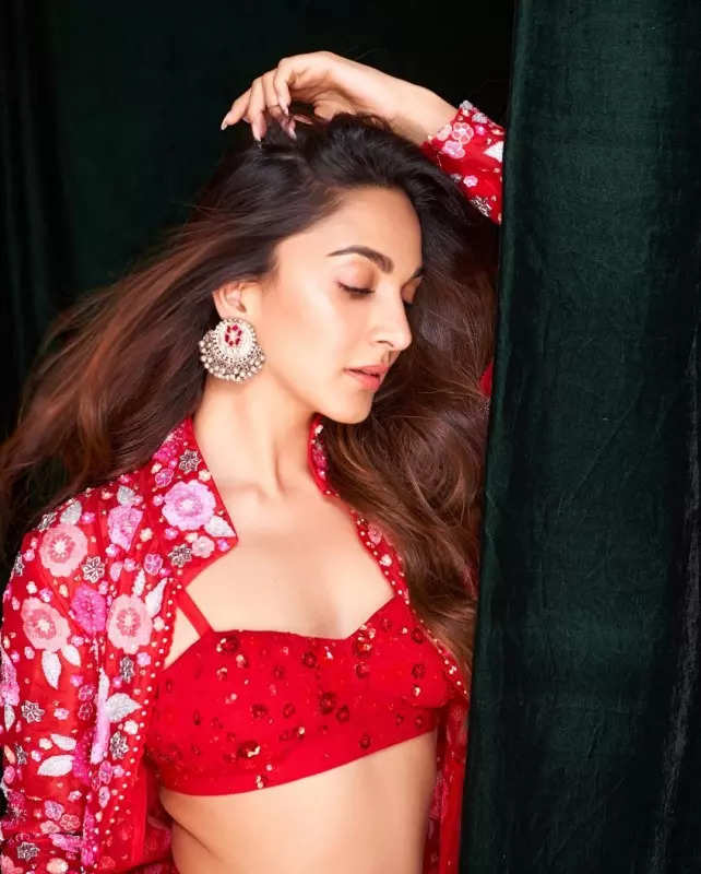 Kiara Advani sets the bar high for fusion fashion in red co-ord set, see pictures