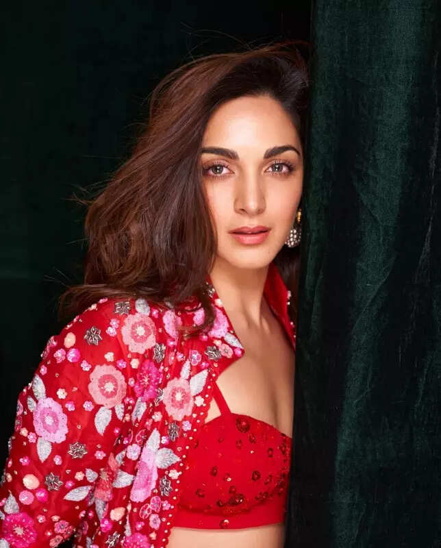 Kiara Advani sets the bar high for fusion fashion in red co-ord set, see pictures