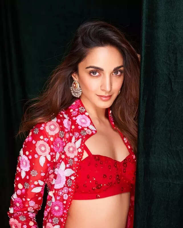 Kiara Advani sets the bar high for fusion fashion in red co-ord set, see pictures