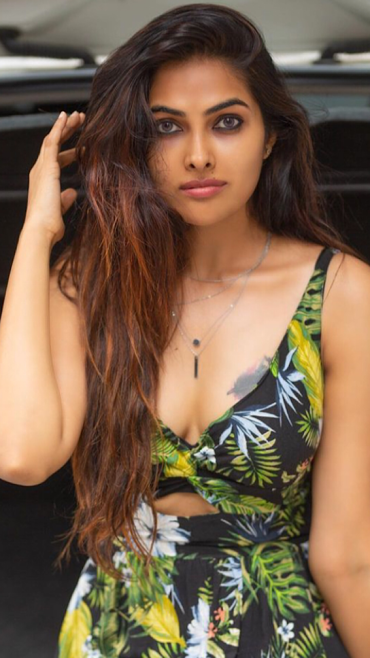 Stunning pictures of Divi Vadthya in trendy outfits ​