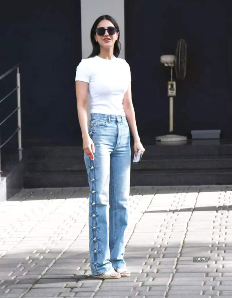 ​#ETimesSnapped: From Rashmika Mandanna to Uorfi Javed, paparazzi pictures of your favourite celebs​