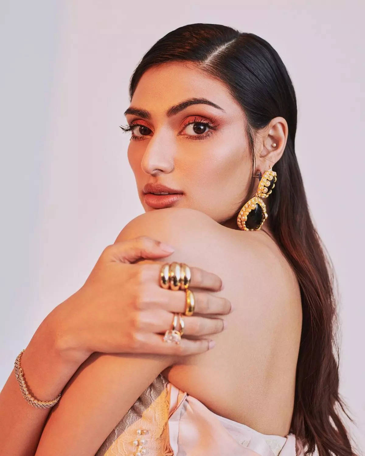 Suneil Shetty's daughter Athiya Shetty turns up the heat with her glamorous pictures