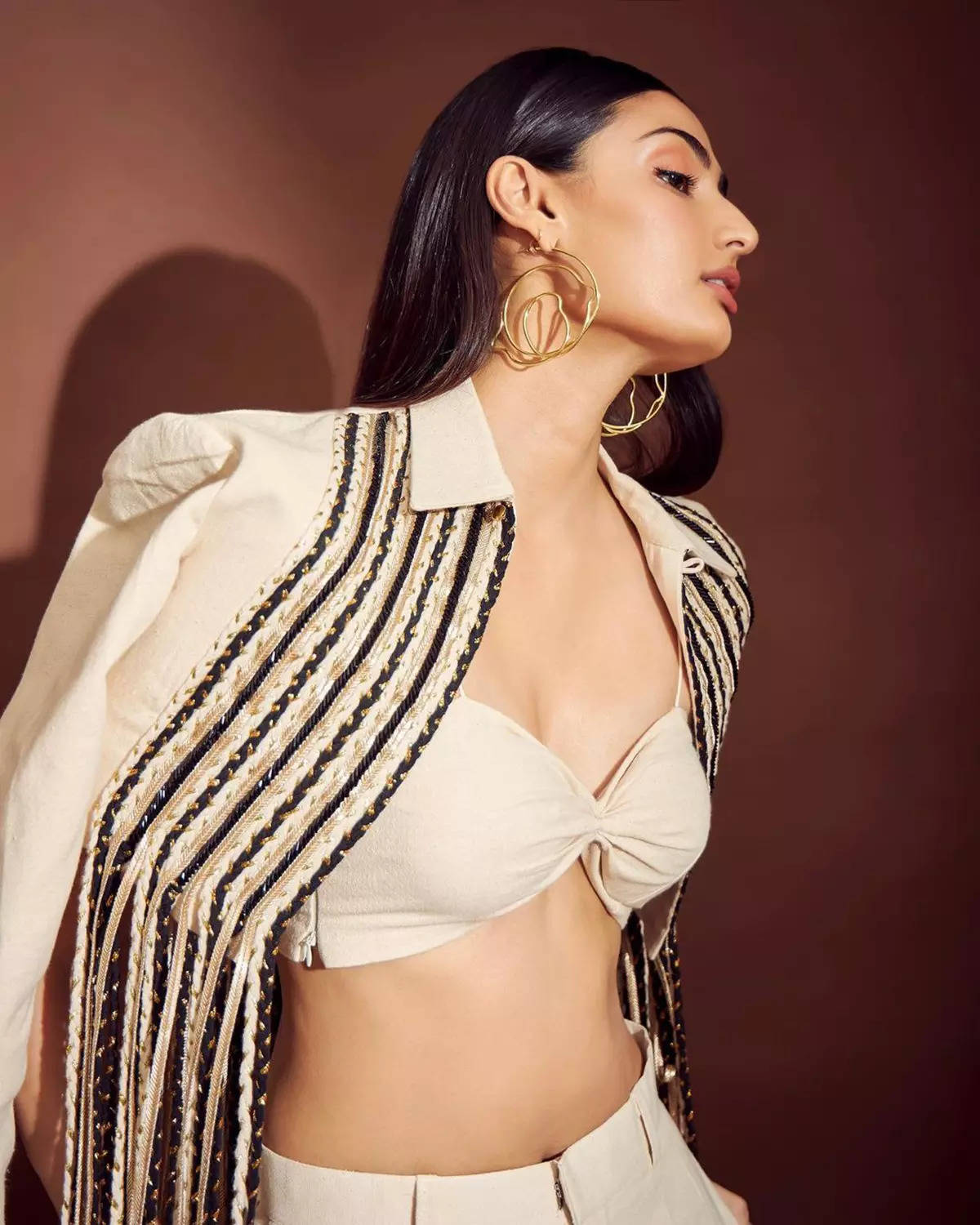 Suneil Shetty's daughter Athiya Shetty turns up the heat with her glamorous pictures