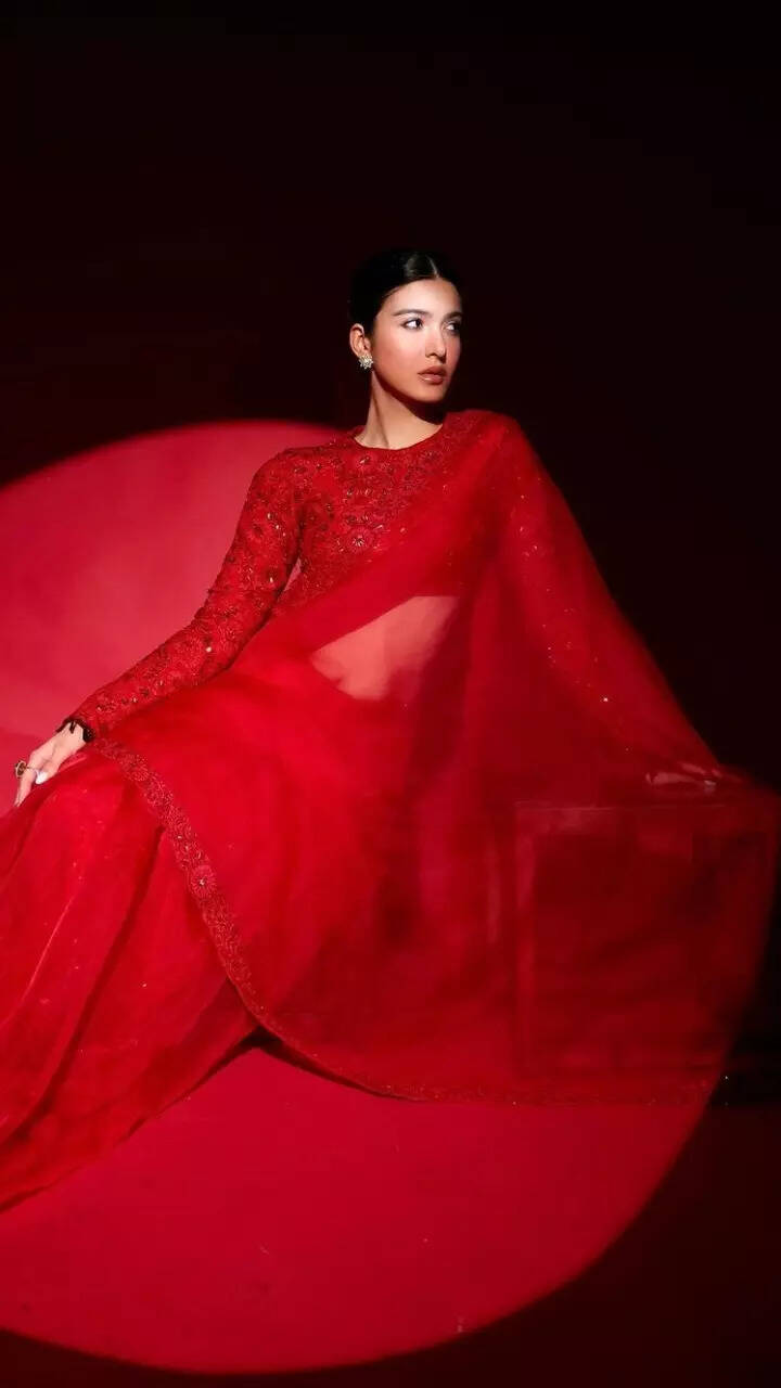 Shanaya Kapoor is a vision of elegance in stunning red saree