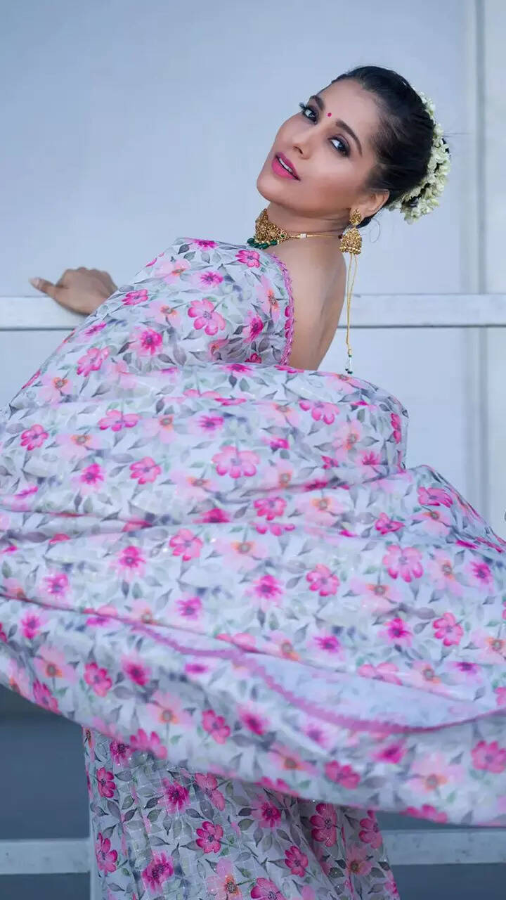 Rashmi Gautam looks like a dream in sarees