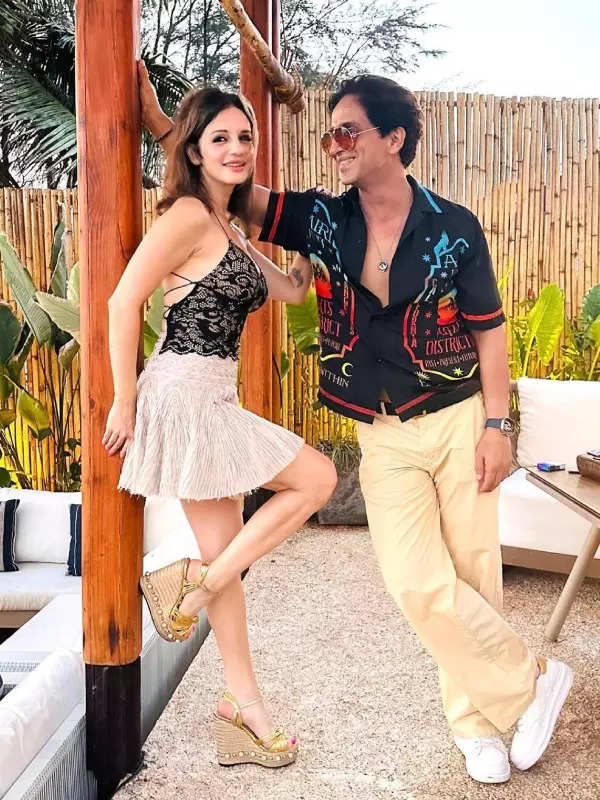 Sussanne Khan’s beach vacation pictures with boyfriend Arslan Goni go viral on social media