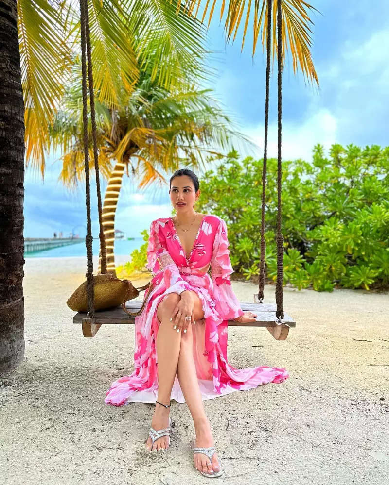 From sun and sand to stylish beach wears, Sonnalli Seygall drops dreamy pictures from her fairytale honeymoon