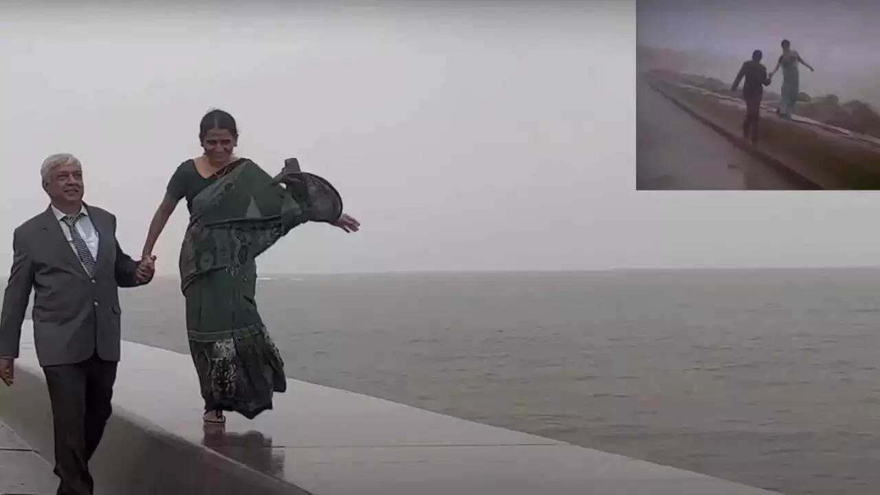 'Heartwarming': Elderly couple recreates 'Rimjhim Gire Sawan' in Mumbai, Anand Mahindra posts viral video