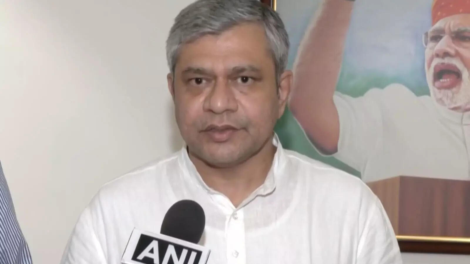 Ashwini Vaishnaw calls investment proposed by HP Enterprises under PLI