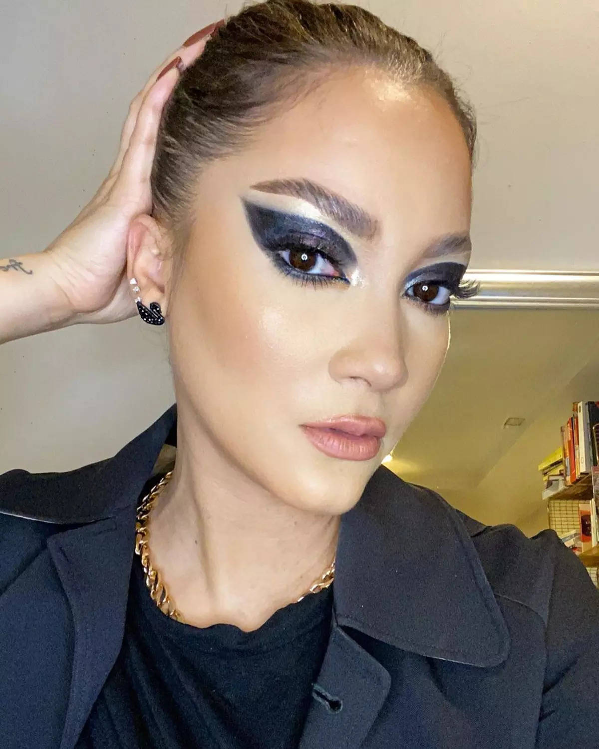 Jennifer Lopez’s self-proclaimed doppelgänger Eve is winning the internet with her spot on makeup