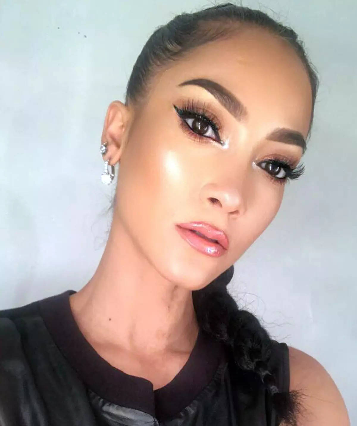 Jennifer Lopez’s self-proclaimed doppelgänger Eve is winning the internet with her spot on makeup