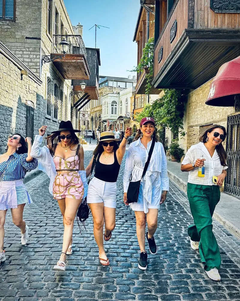 ​These vacation pictures of Malaika Arora with her BFFs will make you crave for a holiday!​