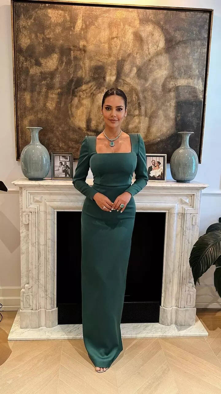 Esha Gupta looks chic in cyan green bodycon gown