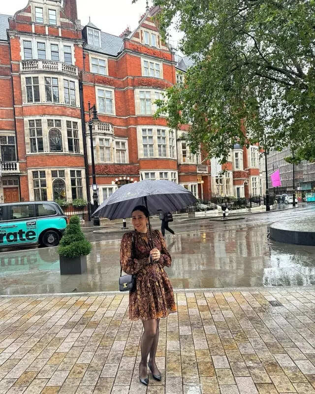 Karisma Kapoor looks stunning in printed dress as she enjoys the rain on the streets of London, see pictures