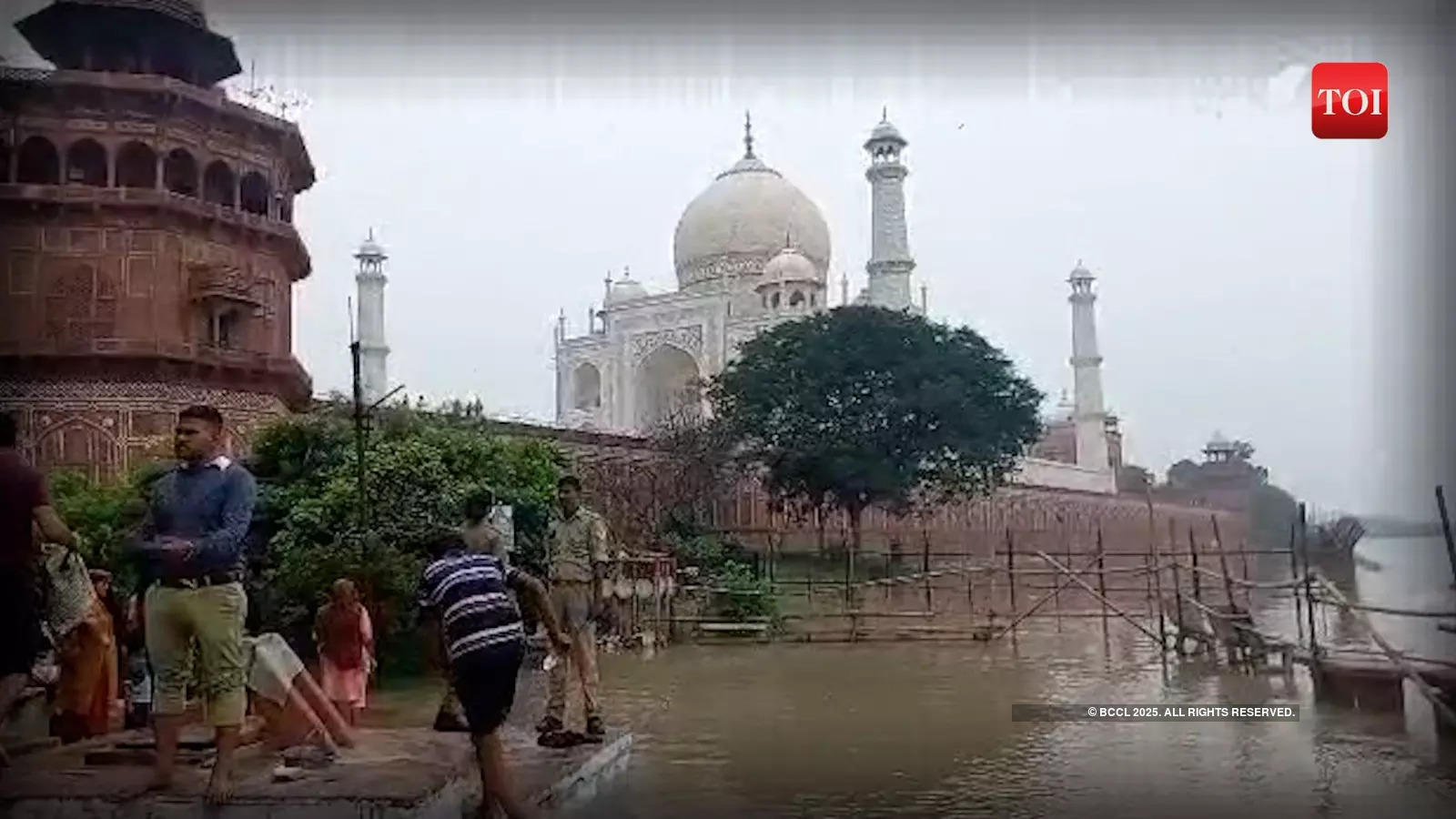 dussehra ghat: Yamuna water reach walls of Taj Mahal, video surfaces