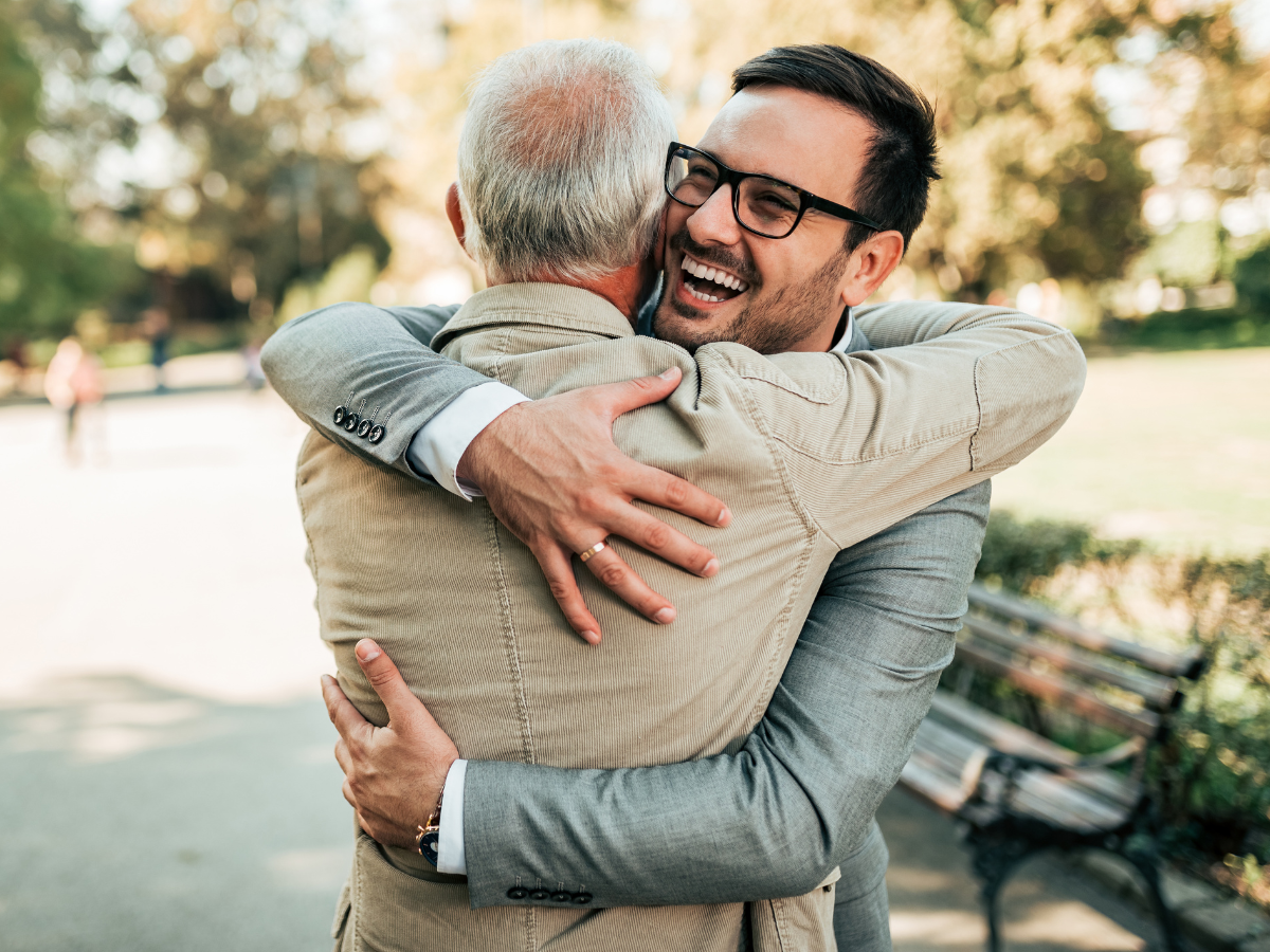 When retire your dad. Отец и сын. Объятия отца. Отец и сын обнимаются. Парень обнимает отца.