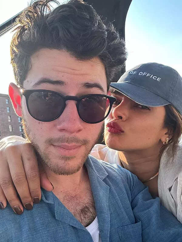 Priyanka Chopra와 Nick Jonas의 사랑이 가득한 사진은 인터넷에서 가장 귀여운 것입니다.