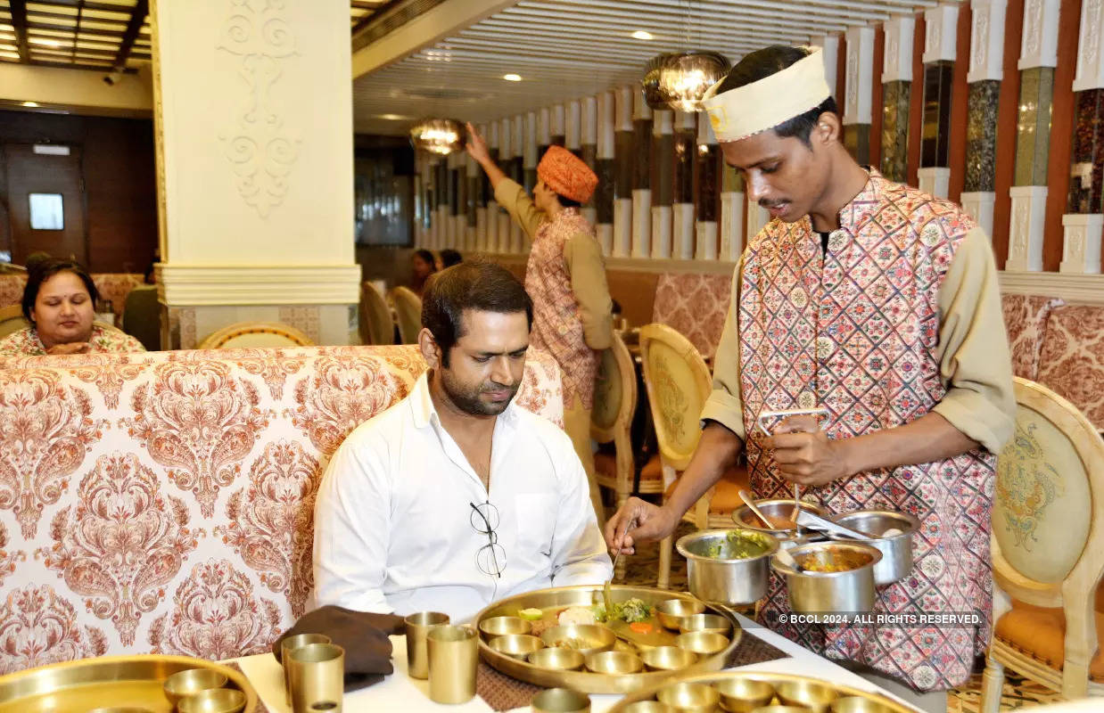 Sharib Hashmi hosts lunch for paparazzi to celebrate the success of ‘Tarla’