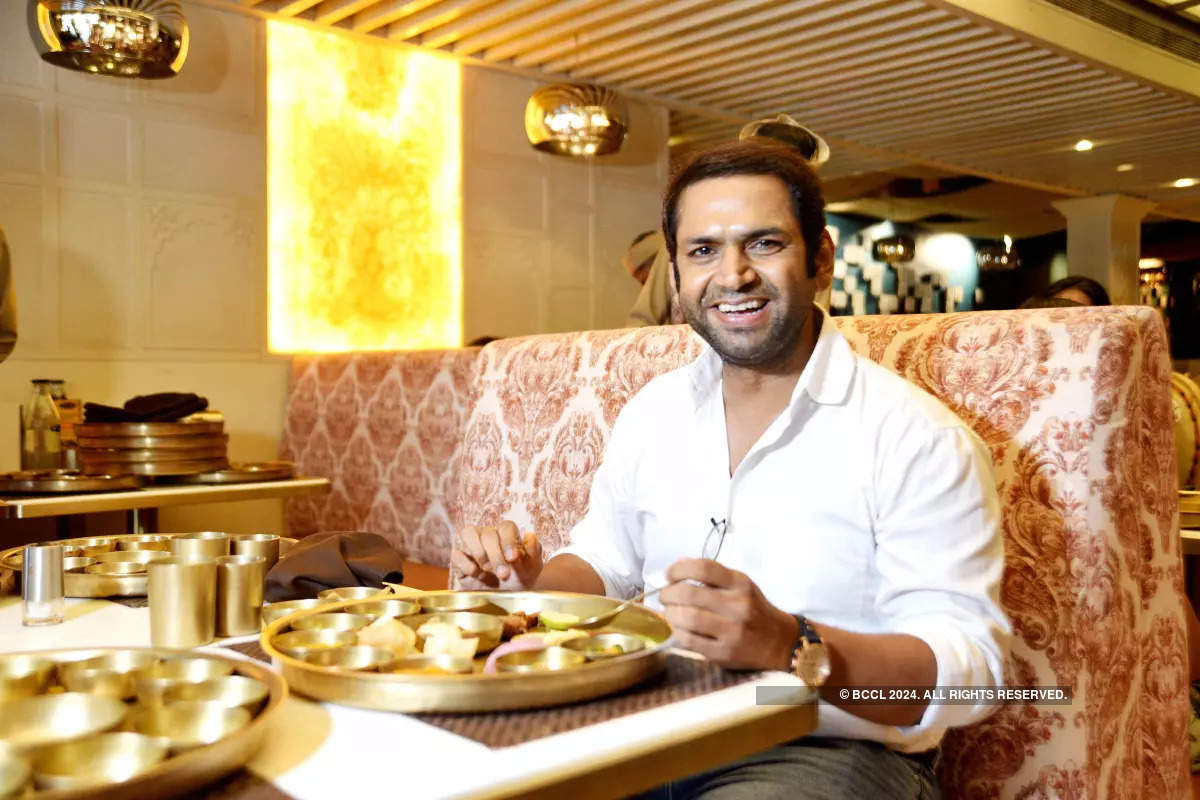 Sharib Hashmi hosts lunch for paparazzi to celebrate the success of ‘Tarla’