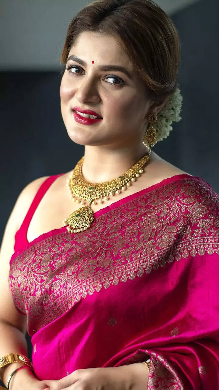 Srabanti Chatterjee looks beyond words in sarees