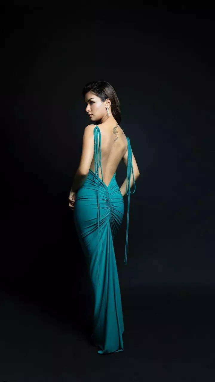 Backless charm