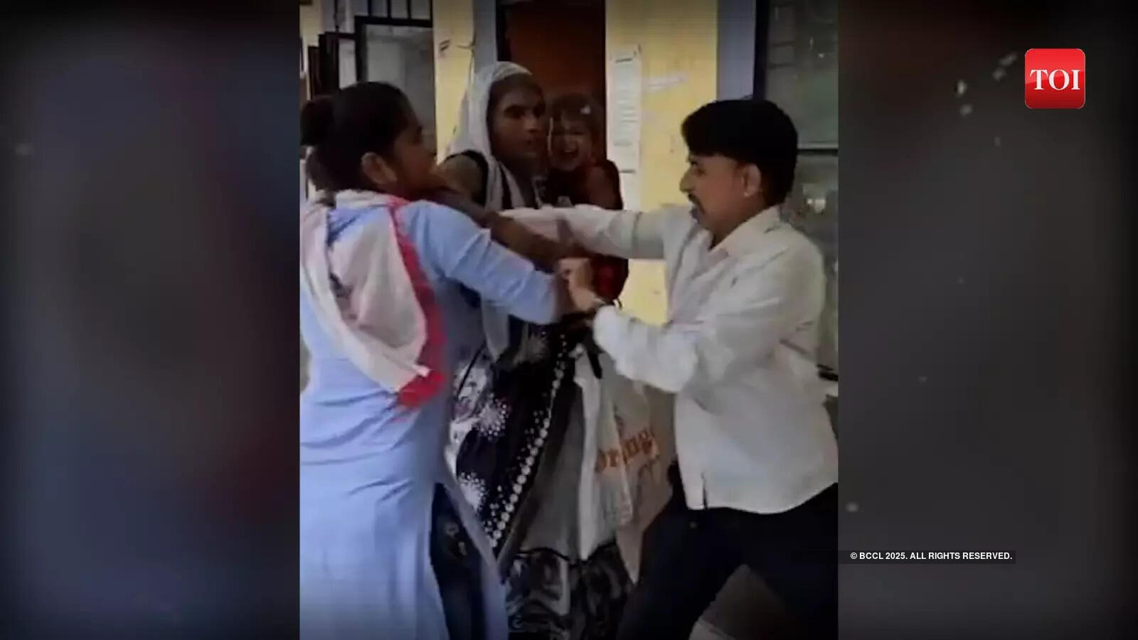 Viral High voltage drama of married couple, wife beats husband outside family court