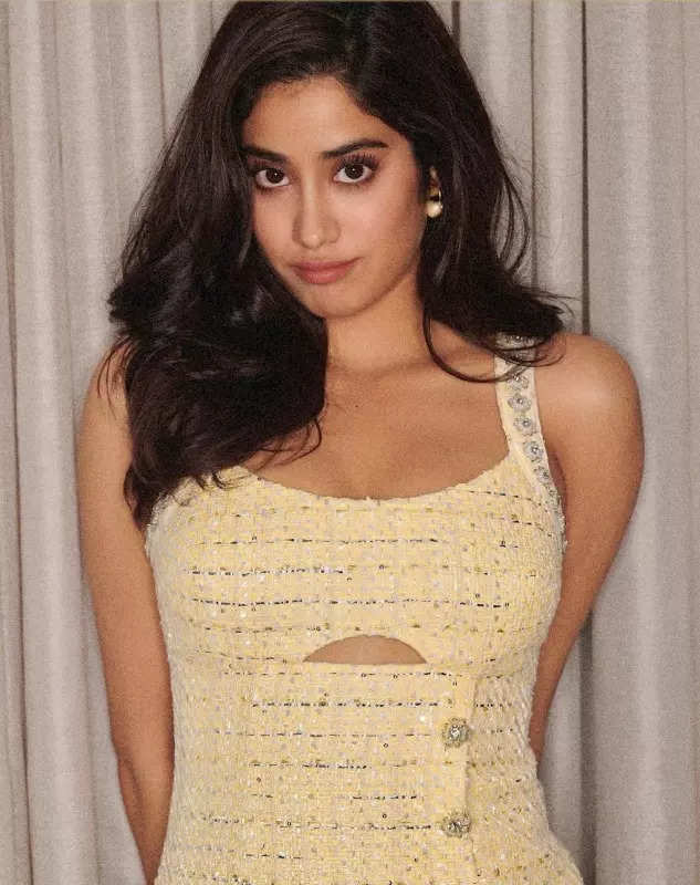 Janhvi Kapoor breaks the internet with her shimmer look in sequin co-ord outfit, see pictures