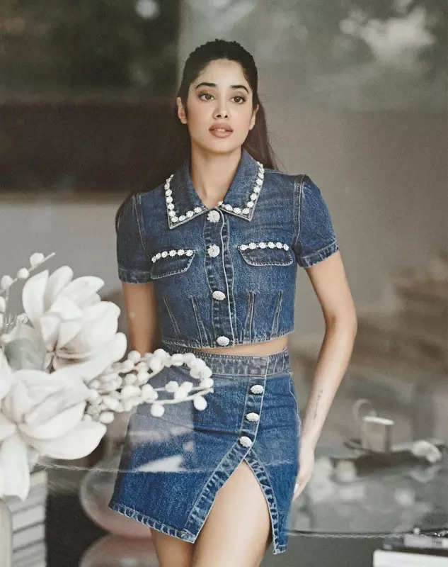 Janhvi Kapoor breaks the internet with her shimmer look in sequin co-ord outfit, see pictures