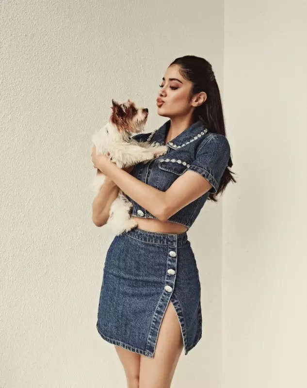 Janhvi Kapoor breaks the internet with her shimmer look in sequin co-ord outfit, see pictures