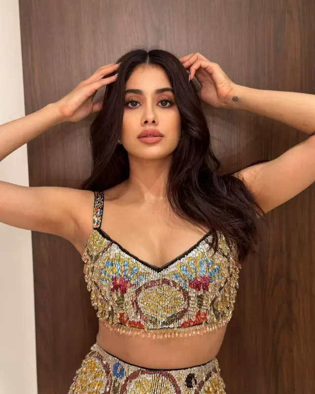 Janhvi Kapoor breaks the internet with her shimmer look in sequin co-ord outfit, see pictures