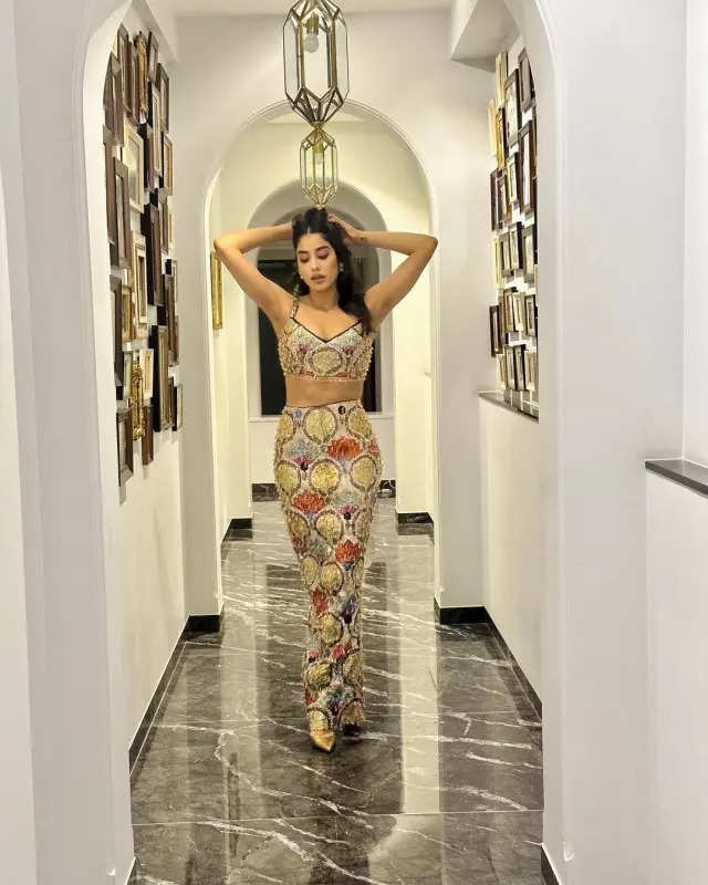 Janhvi Kapoor breaks the internet with her shimmer look in sequin co-ord outfit, see pictures