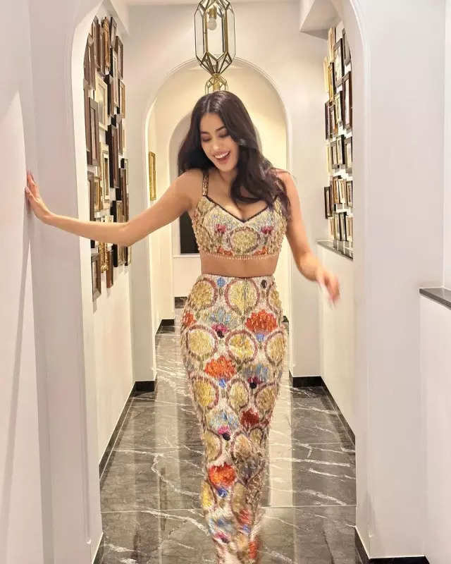 Janhvi Kapoor breaks the internet with her shimmer look in sequin co-ord outfit, see pictures