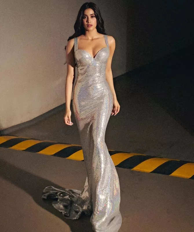 Janhvi Kapoor breaks the internet with her shimmer look in sequin co-ord outfit, see pictures