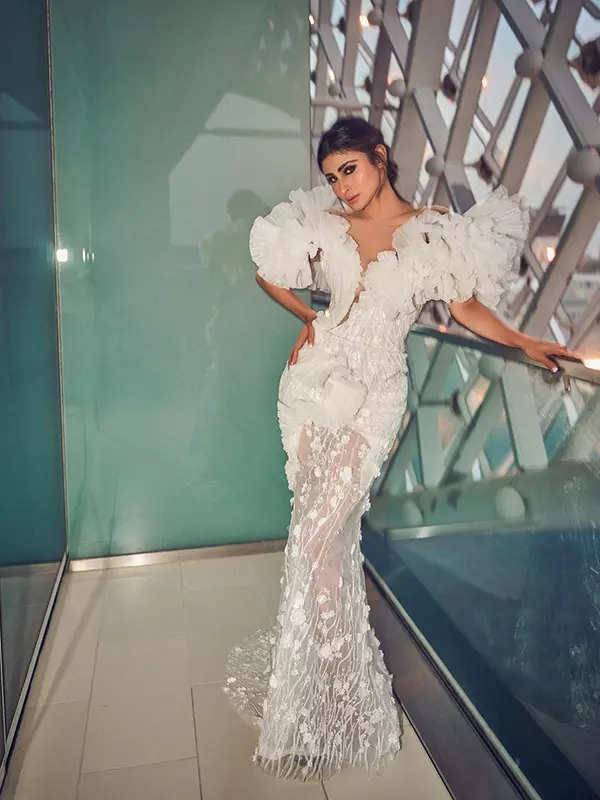 Mouni Roy suffers from health issues, shares pictures from the hospital